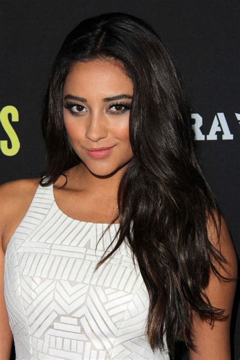 The next day, mitchell posted another good look at her new do, writing short hair don't care… #justkiddingstillhavelonghair. so we have proof she's not actually panicked about the new cut. Shay Mitchell Wavy Black Hairstyle | Steal Her Style