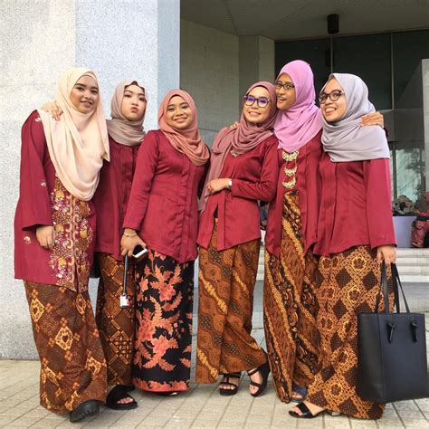 Baju mini kurung batik code hijau. Bridesmaids Muslim in Kebaya and Batik Jawa with Hijabs in ...