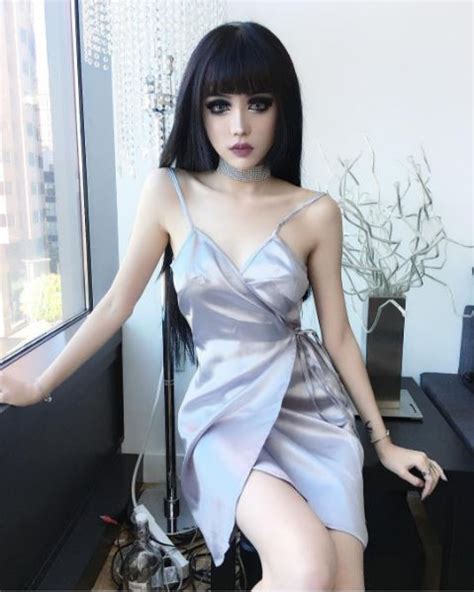 Kina Shen Elle Prend L Apparence D Une Barbie Gothique Et Sexy