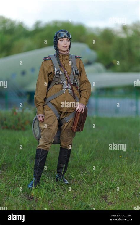 Une Jeune Pilote Féminine En Uniforme De Pilotes De Larmée Soviétique