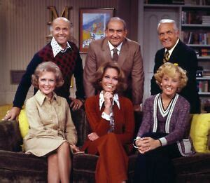 Ed asner as he was the ideal character for me. THE MARY TYLER MOORE SHOW - TV SHOW PHOTO #E-10 - CAST ...