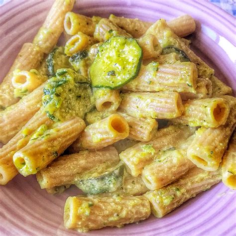 Spaghetti, trofie, orecchiette e penne sono tutte adatte al sapore e alla consistenza cremosa di questa ricetta, che si può arricchire con un po' di creatività. Ricetta pasta e zucchine: come farla cremosa
