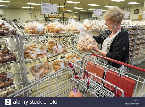 That's roughly 20 cents per cookie. Costco Bakery Christmas Cookies - Cakes & Cookies | Costco ...