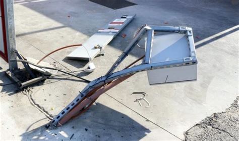 Biztonsági őr fosztotta ki a kecskeméti autómosót | Home decor, Decor, Furniture