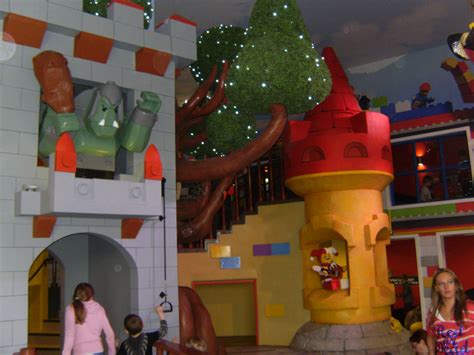 Guests of the legoland hotel can choose a fully themed pirate, kingdom or adventure room, while guests of the legoland castle hotel can stay in a knights and dragons deluxe themed room. All About Bricks: LEGOLAND Windsor Resort Hotel Review
