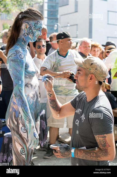 Il Corpo Nudo Di Pittura Festival Open Air Naked Foto Stock Alamy