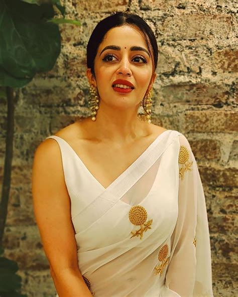 nehha pendse looks stunning hot in this white saree with backless blouse see now fasermedia