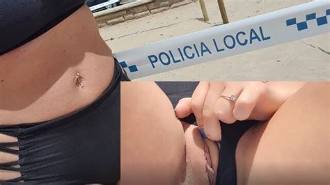 Adolescente sexy masturbándose en una playa pública PornoReino com