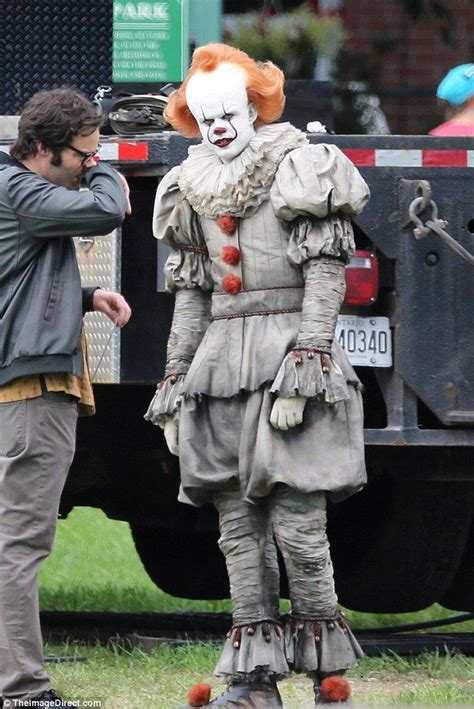 Bill Skarsgård Frightens Bill Hader On It Chapter Two Set Pennywise Pennywise The Clown Horror