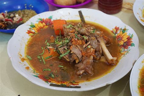 Daging kambing cukup alot ketika dimasak. Sop Kambing Kumango, Kuah Lezatnya Bikin Melongo