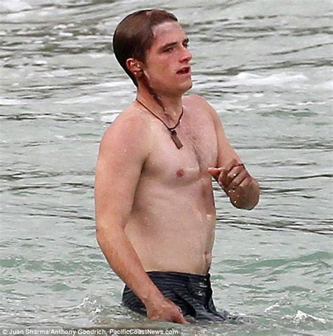 The Hunger Games Shirtless Josh Hutcherson Plays Frisbee And Dives Into The Ocean As He Takes A