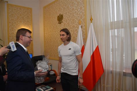Wraz z grzegorzem fitelbergiem, ludomirem różyckim i apolinarym szelutą należał do grupy kompozytorów młodej polski. Karol Zalewski u wojewody Artura Chojeckiego : Radio Olsztyn