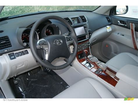 Ash Interior 2013 Toyota Highlander Limited 4wd Photo 70872541