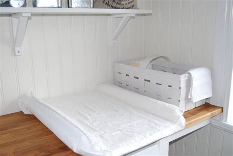 Nu är maskinen installerad, vi har lyft bort skåpsluckan på skåpet som hamnar precis över tvättmaskin och skötbord och målat skåpet vitt på. Livet på Myra: Tvättstugan!
