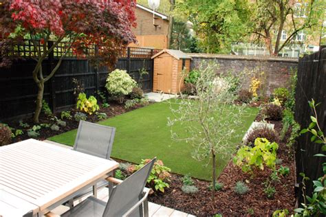 Cheap small garden design with trendy garden table and chairs. Garden design for small gardens | Lisa Cox Garden Designs Blog