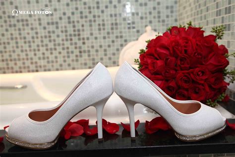 sapato de noiva com um especial junto com o buquet da noiva sapatos noivado fotografia de