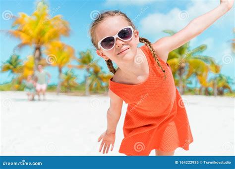 Niña Linda En La Playa Durante Las Vacaciones Caribeñas Imagen de archivo Imagen de poco