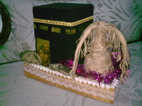 Bunga rose terbuat dari peralatan tempat tidur yaitu kain sprei. Kreasi Yiyi: Seserahan
