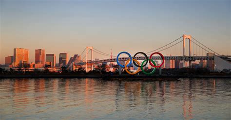 Los aros olímpicos cerca del nuevo estadio nacional de tokio. COI anuncia adiamento dos Jogos Olímpicos de Tóquio para ...