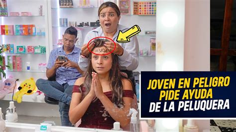 Joven en peligro pide ayuda de la peluquería Jovencita en peligro es