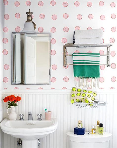 Tener un baño pequeño no es obstáculo para decorarlo de buena forma. 13 maneras de decorar las paredes del baño