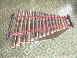Sayangnya, alat musik ini tak banyak digunakan publik karena cara memainkannya yang cukup sulit, terlebih sebagai warisan musik khas subang. mengenal Musik Calung Banyumasan - elinotes