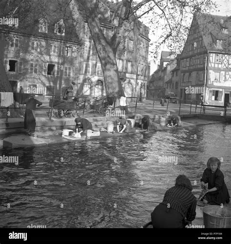 Hausfrauen Die Ihre Wäsche Am Ufer Eines Flusses Ca 1955 Freiburg