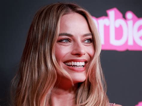 Margot Robbies Everyday Makeup Routine Includes 4 Lip Balm
