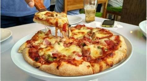 Mari kita bandingkan 2 pizza terbesar di indonesia ini! Download Gambar Pizza Hut Jogja - Vina Gambar