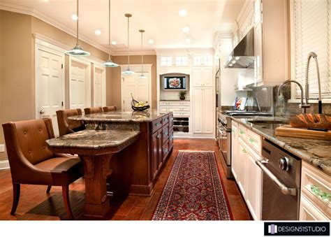 TRADITIONAL EPPING FOREST KITCHEN - TV & PANTRY PERSPECTIVE - HOLLY