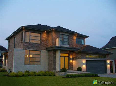 Vaste salon /salle à manger traversant de 43 m² avec cheminée et cuisine américaine, sur les 2 étages. Maison vendu Varennes, immobilier Québec | DuProprio | 324971