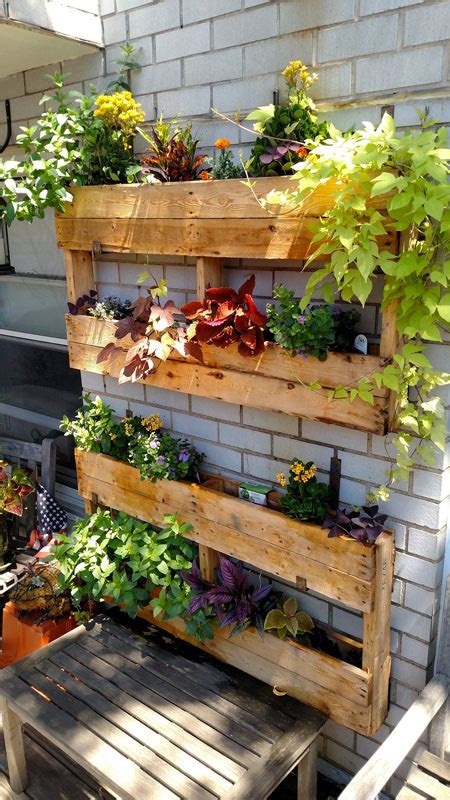 Siamo a roma, a casa di un progettista pieno di fantasie e grande appassionato di bricolage. Arredi e complementi d'arredo fai da te per il giardino ...