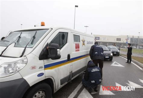 I rapinatori hanno sparato e dato alle fiamme. Rapina portavalori Battistolli, arrestati vigiliantes a ...