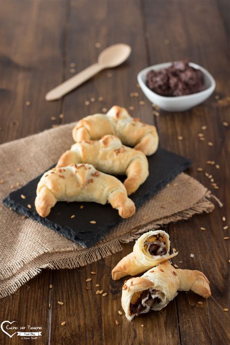 Una fragrante pasta sfoglia viene farcita in due versioni: CORNETTI DI PASTA SFOGLIA e olive ricetta facile e veloce ...