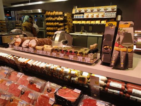 Albert heijn is the largest supermarket chain in the netherlands with a marketshare of 34.8% in 2020, the chain was founded in 1887 and is part of ahold delhaize since 2016. 'Nieuwe AH Schiphol is springplank naar de rest van Europa ...