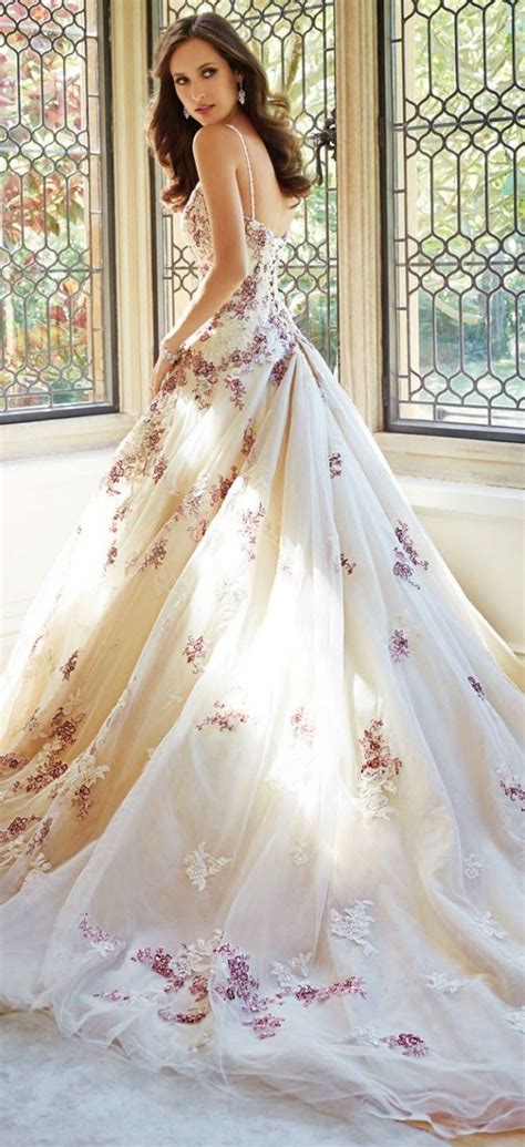 E ancora, per coloro che amano gli abiti da sposa in pizzo, fiori e dettagli che rievocano il mondo della natura e nel giorno delle altri articoli che potrebbero interessarti. abiti da sposa colorati 2016 (2) | Smodatamente