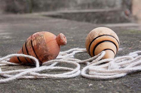 Em portugal, este desporto e o arremesso de ferraduras, sempre foi muito popular, com os nomes de chinquilho ou jogo do fito. Jogo do pião. | Jogado na rua, Jogos tradicionais, Jogos ...