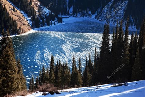 Frozen Mountain Lake — Stock Photo © Petrichuk 4727817