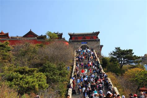 De heilige berg taishan is een berg van historische en culturele betekenis ten noorden van de stad tai`an, in de chinese provincie shandong. De Berg Van Taishan In China Stock Foto - Afbeelding ...