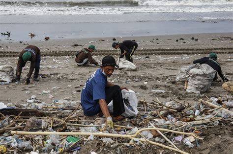 Iconic Bali Beaches Swamped With Trash After Monsoons Daily Sabah