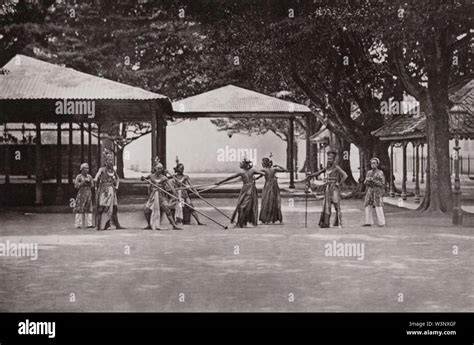 Dansers Aan Het Hof Van De Sultan Van Jogjakarta Stock Photo Alamy