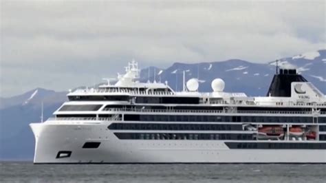 Rogue Wave Hits Viking Cruise Ship Killing 1 Passenger And Injuring 4 Others