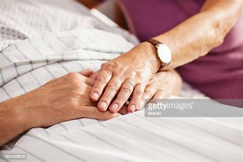 Hands Hospital Bed Photos Et Images De Collection Getty Images
