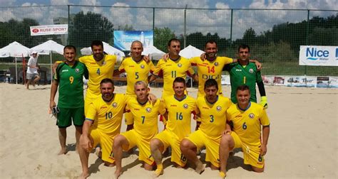 Fotbalul este un sport de echipă ce se dispută între două echipe alcătuite din 11 jucători fiecare. Victorie pentru echipa Romaniei de fotbal pe plaja in ...