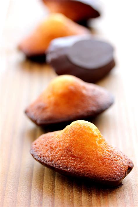 Madeleines à la Fleur dOranger enrobées de Chocolat