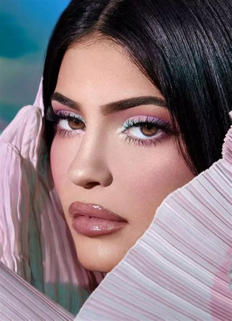 kylie cosmetics has made it s runway debut news editorialist【2021】 カイリージェンナー 撮影
