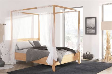 Łóżko z baldachimem sposób na sypialnię urządzoną po królewsku