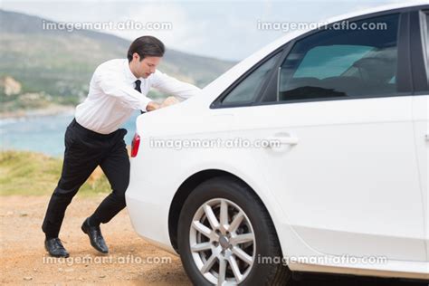Businessman Pushing His Carの写真素材 88647638 イメージマート