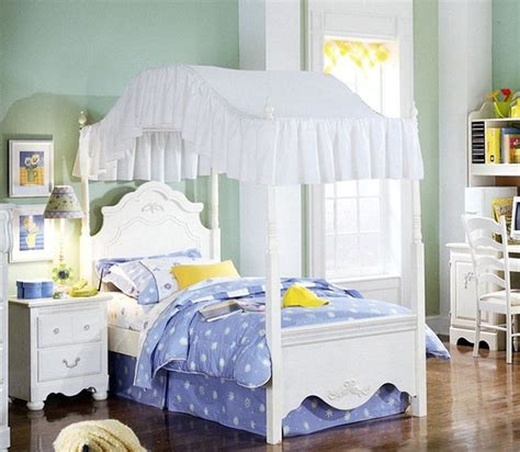 We think its simple, good looks feel more peaceful than a more elaborate canopy. 20 Whimsical Girls Full Canopy Beds Fit for a Princess ...