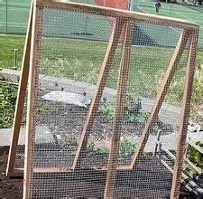 This is a 2 purpose diy bin that you can use either as a yard waste bin or as a compost bin. Chicken wire fencing ideas Diy | Coop Channel